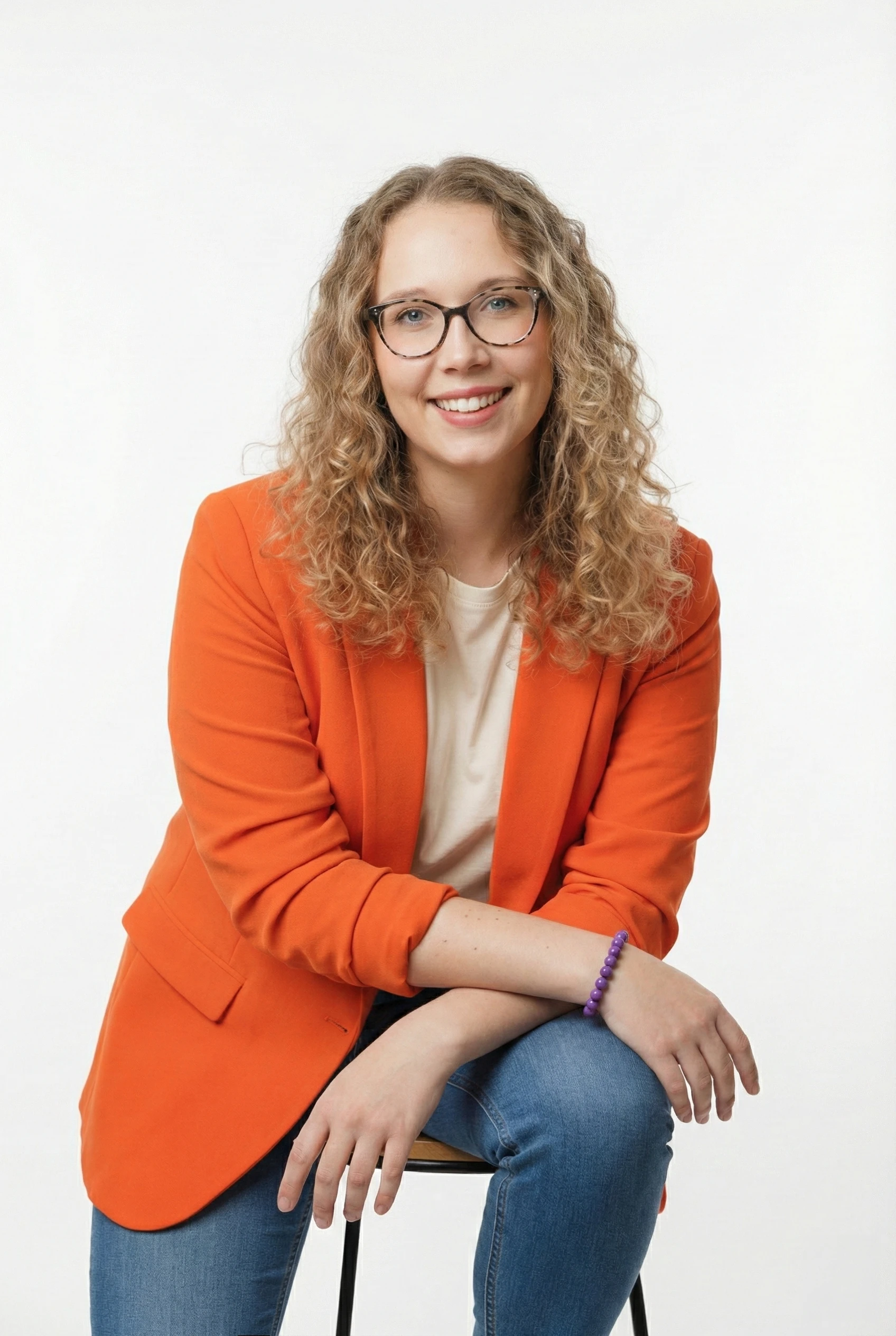 Lucie assise sur un tabouret
